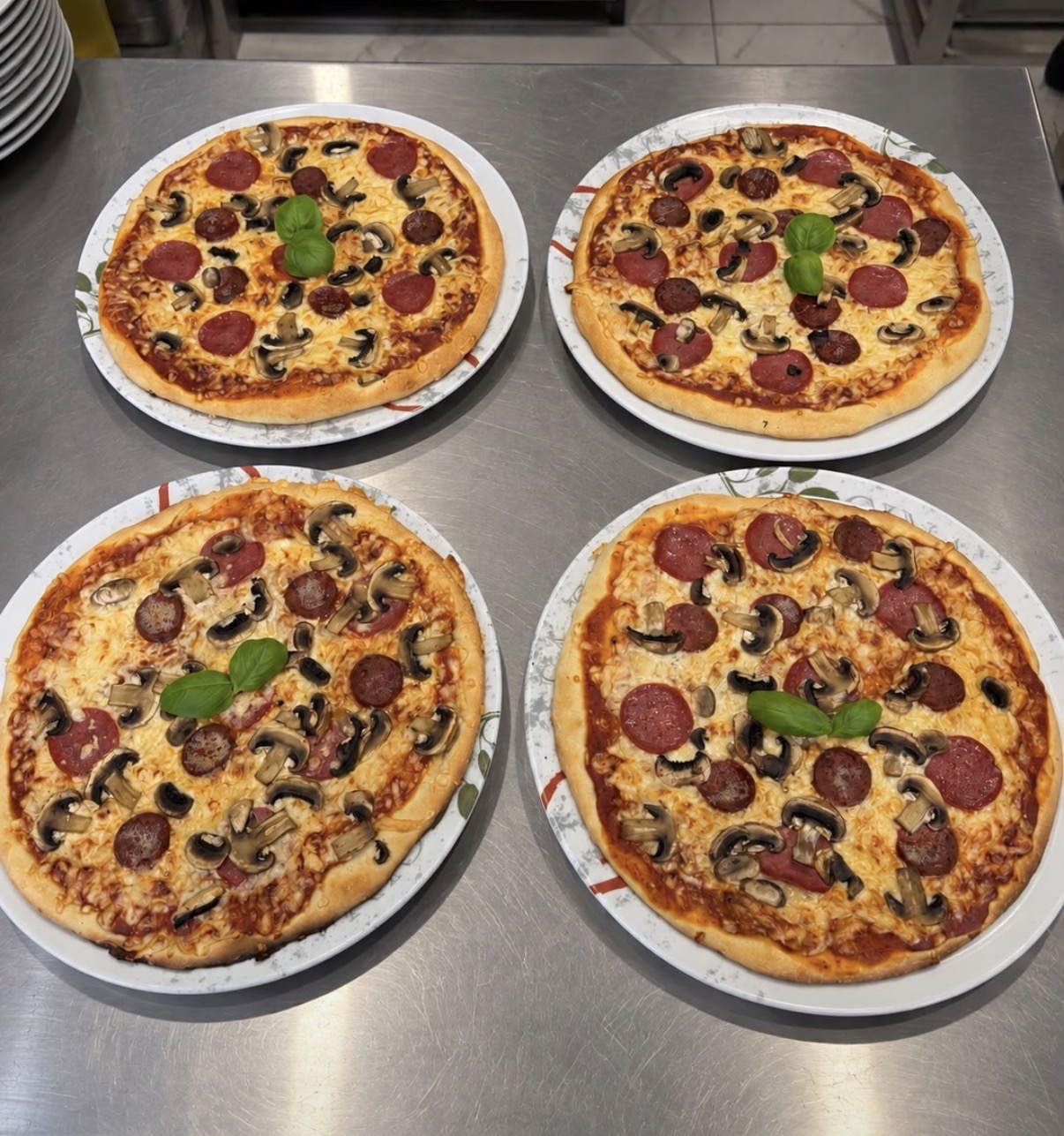 Pizza bei Leo's Restaurant
